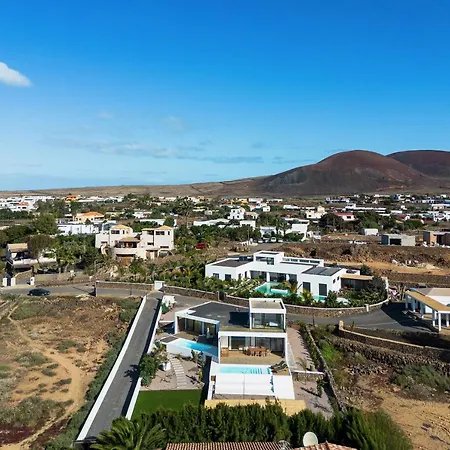 Apartmán Elena, Luxery With Swimming Pool!